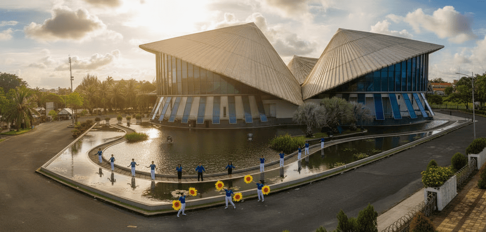 Khuôn viên nhà hát rộng lớn, thoáng đãng